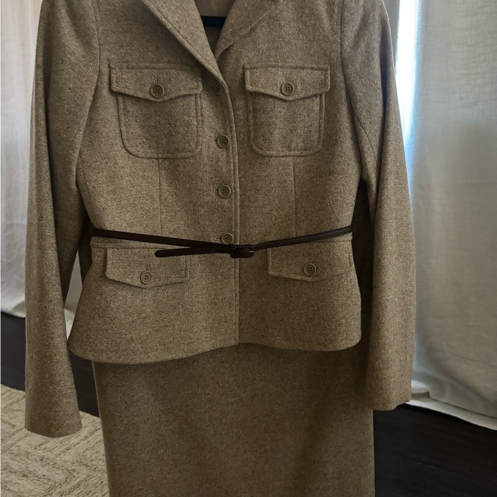 Theary Blazer and Skirt sz 6 like new.